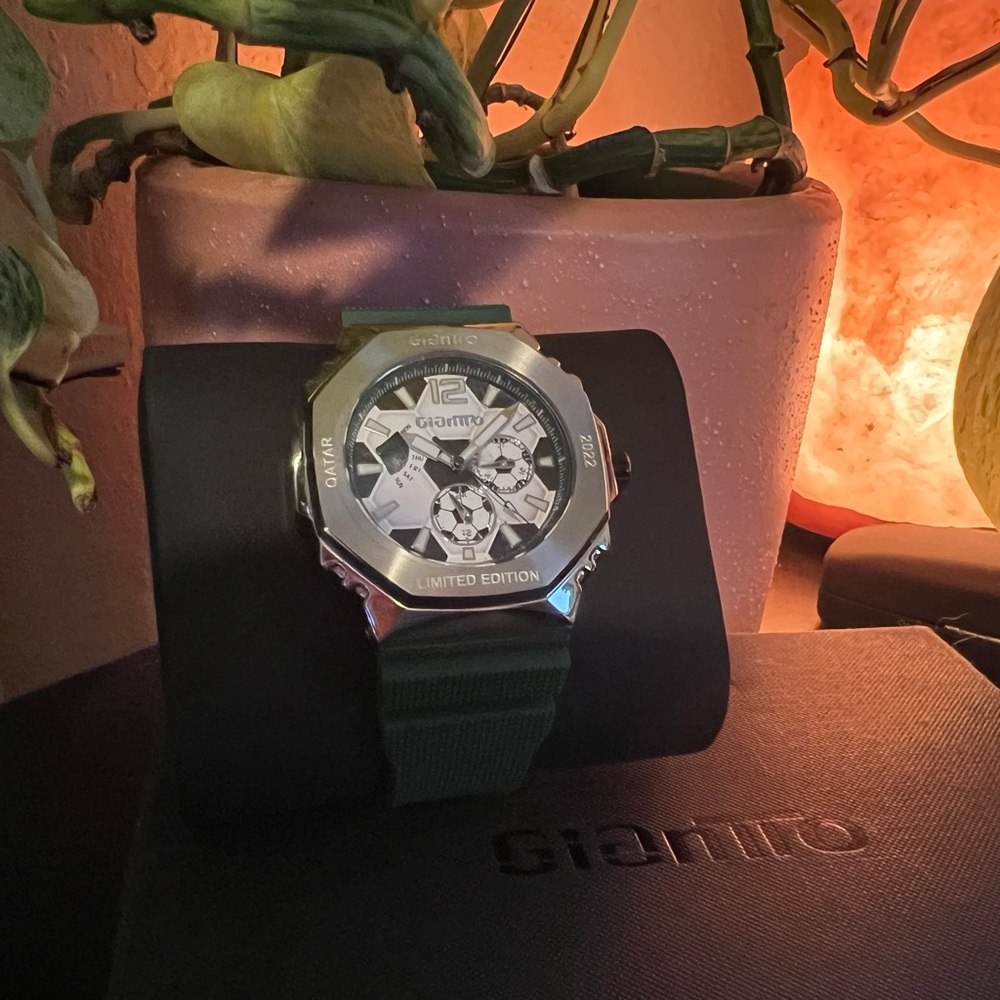 LIMITED EDITION QATAR 2022 WATCH 1/500
45MM SOCCER BALL PRINT DIAL